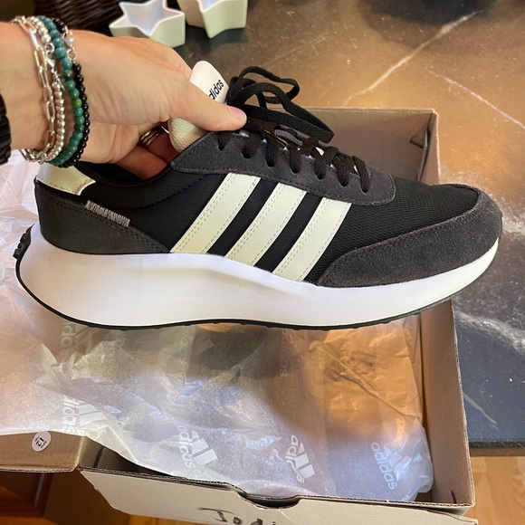 Adidas women’s run 70’s running shoe new in box size 10 - Picture 2 of 8